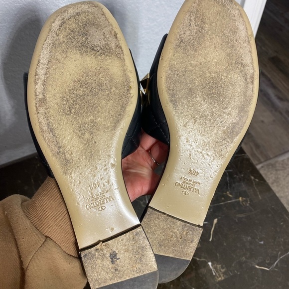 Valentino Garavani Roman Stud flat leather sandals black and gold - Picture 14 of 14